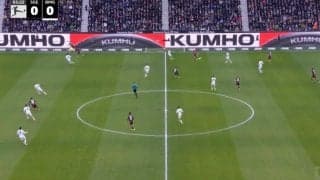 「エグすぎん？」堂安律、約30メートル“高精度ミドルパス”炸裂「そこ出すんかい！」相手DFラインの背後に落とす“絶妙キック”にスタジアム騒然