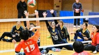 ネット際の攻防　25組熱戦　神戸で冬パラバレーボール選手権