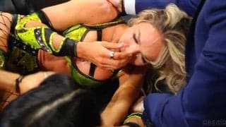 元チアの女子レスラー、試合後の執拗な暴行に号泣 「泣いてる」「何がしたいんだ」ファン困惑