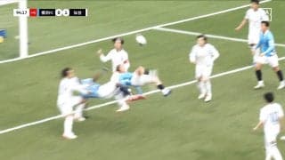 まさかの衝撃！Jリーグで“オーバーヘッド・ツインシュート”発生「リアル・キャプ翼だ」プレーもボールも“漫画”の奇跡的瞬間に「平成男児歓喜」