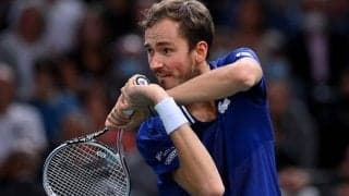 ジョコビッチの7度目の年間1位に待った! メドベージェフが4強入りで可能性残す[ロレックス・パリ・マスターズ]