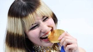 アリサ・リュウ「金メダル級」ピッチングに仰天！ジャンプして回転→投球「最高の始球式だ」「楽しそうで大好き」と反響…ＭＬＢが動画公開