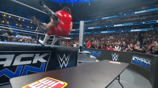 本当に女子の試合か？ 人気日本人女子レスラー、“100キロ超”女子ごと場外ダイブ→その後に起こった“破壊劇”にファン大興奮