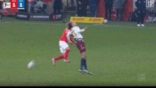 場内騒然！佐野海舟、まさかのアクシデント「エグいな」強烈“肘打ち”が顔面直撃！→相手DFをノックアウト… 空中戦のデュエルで激しく接触