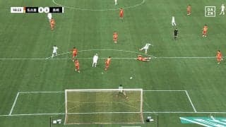 元日本代表GKが唖然…「格が違うわ」長崎FWの“理不尽キャノン砲”にファン仰天！「パンチ力えぐい」“黄金の左”でゴラッソ