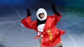 【五輪】男子の五輪新王者シャイドロフ、パンダの着ぐるみ姿で驚異の３回転トウループ！　カンフー・パンダは「僕のヒーロー」　ジャッキ-・チェンもパンダを持ってお出迎え