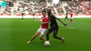 「フィジカル強っ！」中村敬斗、大型DFにデュエル勝利→急加速ドリブルでイエロー誘発「体の入れ方うまい」ファン称賛