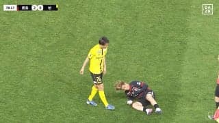 スタジアム騒然！「大根役者」鹿島MFの“したたかな時間稼ぎ”「じゃれてただけw」「ふてぶてしいねー」元同僚に小突かれ大げさ転倒の茶番劇