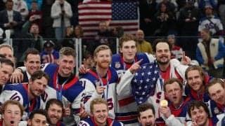 【アイスホッケー】米国が交通事故で死去した選手のジャージー掲げ追悼、子どもには金メダルのキス