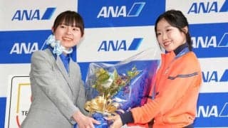 【フィギュア】「かわいすぎる」ポーズで話題の中井亜美が帰国　空港でファンらに愛嬌振りまく