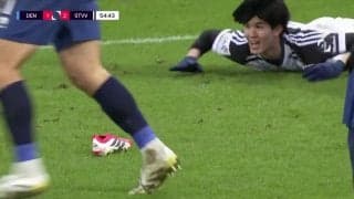 「これカードだろ」22歳日本代表FW、足踏まれ脱げたスパイクを蹴り飛ばされ…“怒り”アピールもノーファウル「蹴ったやつ誰」「態度悪いな」まさかの愚行にファン慷慨