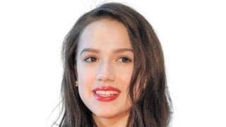 五輪金の元フィギュア女王　スタイル際立つビーチでの最新ショットに反響　ばっさりショートも「すごく似合う」「セレブモデル」