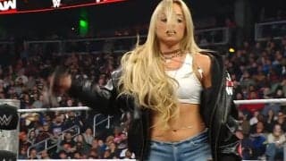 「顔はやめてあげて」美しき“悪女”レスラー、因縁相手をマイクで殴打 “半失神”状態に「すげえ音した」ファン悲痛