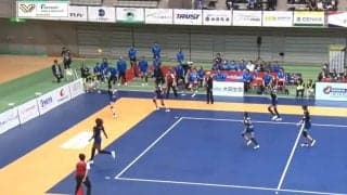 危ない！ 女子バレー、ボールガールを直撃から守ったベンチ選手 カメラが捉えた咄嗟の行動が紳士的