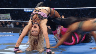 何が起こった？ 女子レスラー、“すごい角度”ブリッジ固めで勝利確信のハズが…まさかの展開に会場騒然「初めてみた」