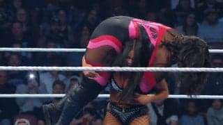 衝撃パワー…日本人レスラーの“秘書役”美女が覚醒→“120キロ超”モンスター女子を担ぎ「掟破りの技」炸裂に会場どよめき