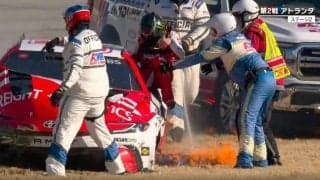 「燃えてる燃えてる」クラッシュ直後に思わぬハプニング 「早く出ないと」サーキット一時騒然、足で消火する荒業も