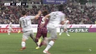 「もろ足裏…」福岡MF、相手の踵を踏む危険タックルで一発退場「めっちゃ痛そう」