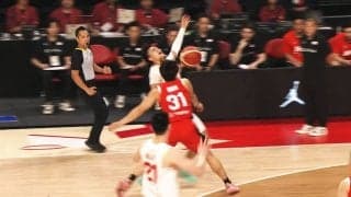 「強すぎ」日本選手が“ゴリゴリ守備”→中国選手が吹っ飛ぶ！激しいコンタクトにSNS騒然「危ないよ」「ヒヤッとした」【バスケW杯予選】