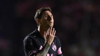 メッシ、試合終了間際に乱入者に抱きつかれ転倒　試合中のまさかのアクシデントもケガはなし