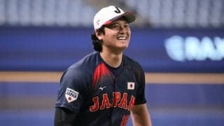 大谷翔平がグラウンドでキャッチボール！観客入り前に早々調整、前日にはスタンドにボール投げ入れるサプライズ【WBC壮行試合】