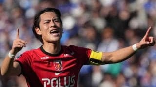 ｢何着てもおしゃれ｣浦和MF渡邊凌磨の元“おはガール”妻、超プチプラ“GUピンクニット”が主役の春コーデが沸騰｢お揃いしたーい｣