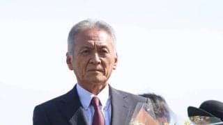 生誕の地で有終「７０年間この中山競馬場で過ごしていました」小西調教師は万感　中山で調教師へ花束贈呈セレモニー　