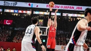 新体制初勝利のバスケ男子　ホーキンソンが熱唱も珍やり取り　インタビュアー締めに入るも「いやいやいや、歌いますよ」で騒然　実況アナはフォロー「歓声で聞こえなかったと。後でお説教になるかも」