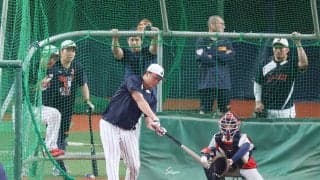 【WBC】村上宗隆がチーム合流、フリー打撃は吉田正尚と同組　外野の大谷翔平が打球処理