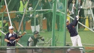 【WBC】岡本和真、村上宗隆、吉田正尚が試合前打撃練習で柵越え連発　吉田の元同僚も熱視線