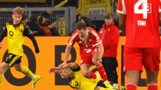 「Jリーグなら退場かも…」超危険な“足裏タックル”で足首ぐにゃり…ドイツ伝統の一戦で物議ジャッジ「危なすぎる」「これでイエロー？」