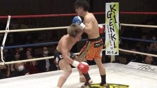 咄嗟の行動でダウン回避 放送席興奮