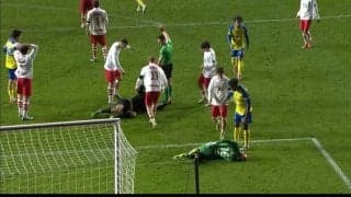 一体何が起きた？日本代表GK2人が空中戦で激突…「小久保大暴れすぎ」