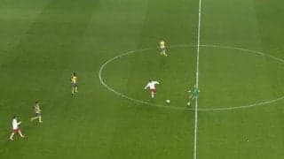 「今のは危なかったぞ」日本代表GK、ハーフラインまでの大胆飛び出しで大ピンチ→巨体を投げ出す豪快スライディング「あそこまで出てくるとは」